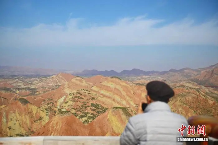 图为融合采访团成员拍摄参观兰州水墨丹霞　中新社记者　李亚龙　摄