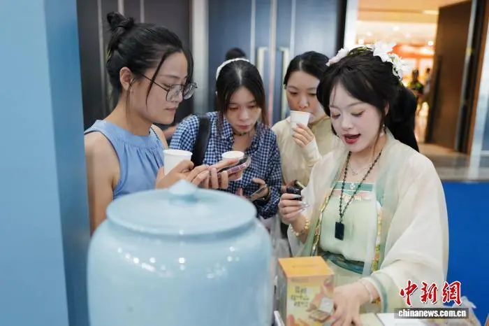 图为民众品尝浙江省中医院的中药代茶饮。张煜欢 摄