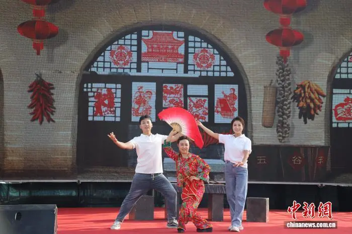 图为2025年黄河流域“大河长歌”民歌二人台传承发展交流展演活动现场　王琴　摄