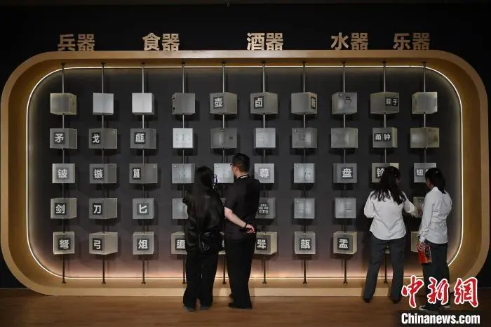 图为观众参观展览　中新社记者　九美旦增　摄