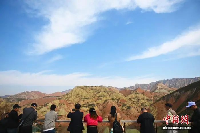 10月19日，图为融合采访团成员在兰州水墨丹霞旅游景区拍摄。李亚龙　摄