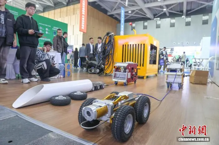 图为第五届中国(瑞昌)市政疏浚设备博览会现场,瑞昌本地参展商展出的一款管道探测机器人。刘力鑫 摄