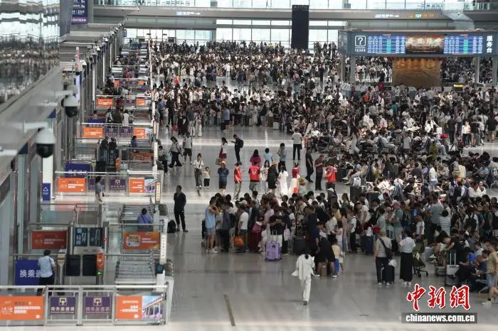 图为西安北站候车大厅。尤艇 摄