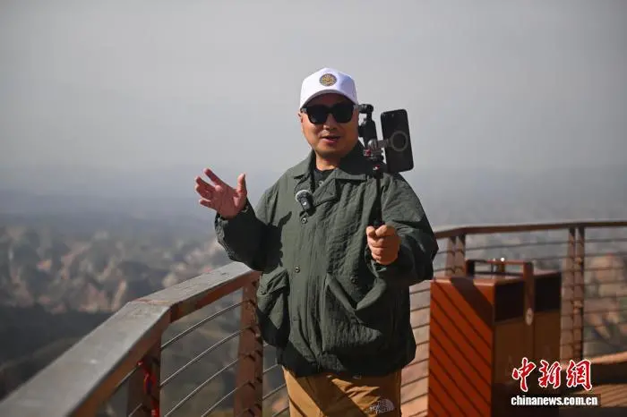 10月19日，图为融合采访团成员现场直播推介兰州。李亚龙　摄