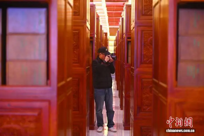 图为采访团成员参观拍摄《钦定四库全书》　中新社记者　李亚龙　摄