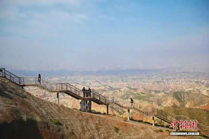 图为融合采访团成员与游客一起参观兰州水墨丹霞　中新社记者　李亚龙　摄