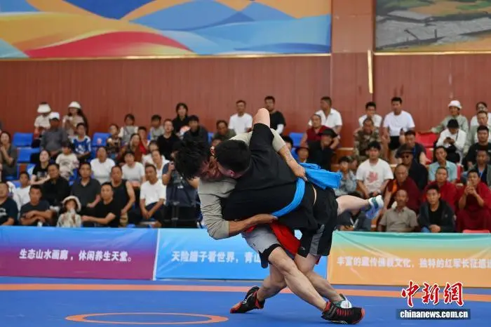 图为藏式摔跤比赛现场 中新社记者 九美旦增 摄