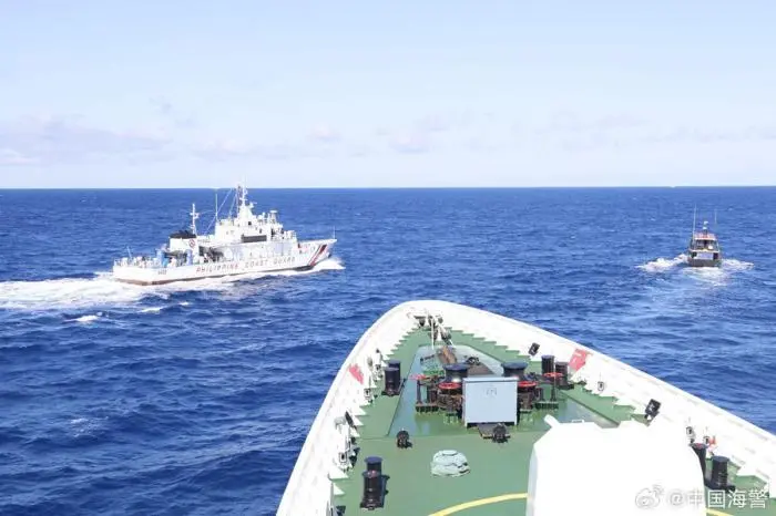 中国海警驱离菲非法进入仁爱礁邻近海域船只