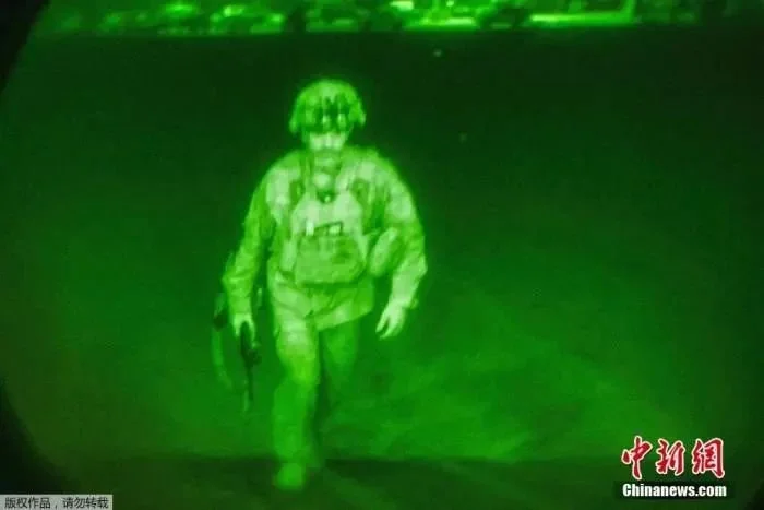 美国中央司令部公布了夜视镜拍摄于2021年8月30日的影像：在阿富汗喀布尔的哈米德·卡尔扎伊国际机场，美国陆军第82空降师、第18空降兵团指挥官克里斯·多纳休少将登上一架C-17运输机。他是最后一位离开阿富汗的美国军人。