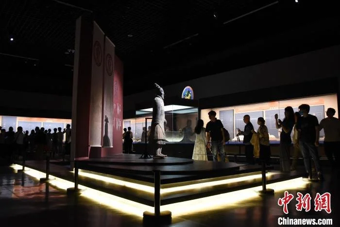 资料图：5月1日，河南省洛阳博物馆举办八大古都文物特展。王宇 摄