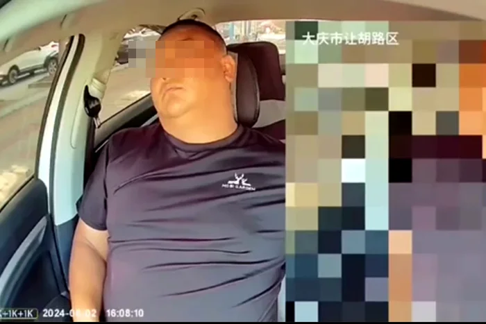 警方回应称,涉事乘客系醉酒人员,其身份为普通市民