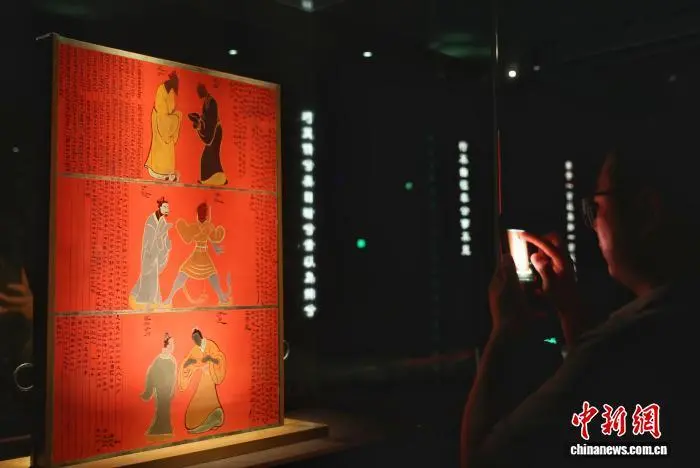 8月31日，江西南昌，游客在南昌汉代海昏侯国遗址博物馆参观展出的孔子屏风等文物。暑假尾声将至，南昌汉代海昏侯国遗址博物馆热度不减。游客们利用假期最后的时光，前来感受穿越两千年的历史文化魅力。中新社记者 刘占昆 摄