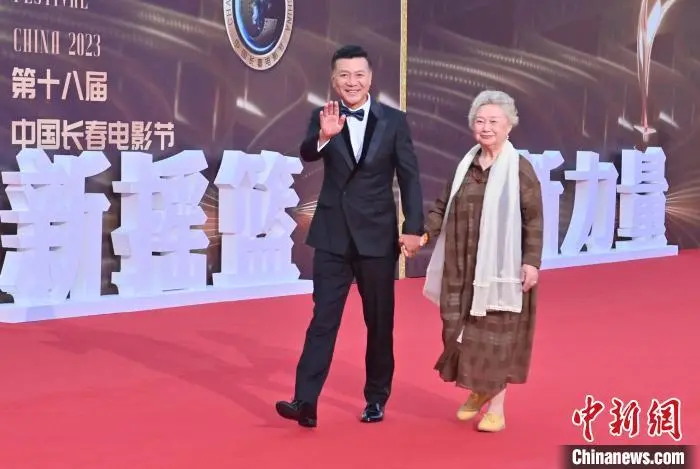 刘之冰与陆小雅在红毯亮相