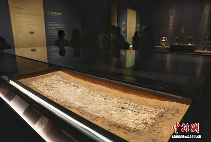 8月31日，江西南昌，游客在南昌汉代海昏侯国遗址博物馆参观出土的琉璃席等文物。暑假尾声将至，南昌汉代海昏侯国遗址博物馆热度不减。游客们利用假期最后的时光，前来感受穿越两千年的历史文化魅力。中新社记者 刘占昆 摄