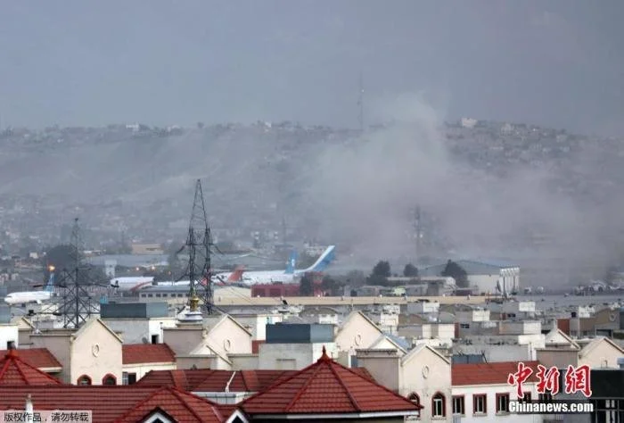 2021年8月26日，喀布尔机场附近发生自杀式炸弹袭击事件。图为喀布尔国际机场外当天发生爆炸，现场浓烟滚滚。