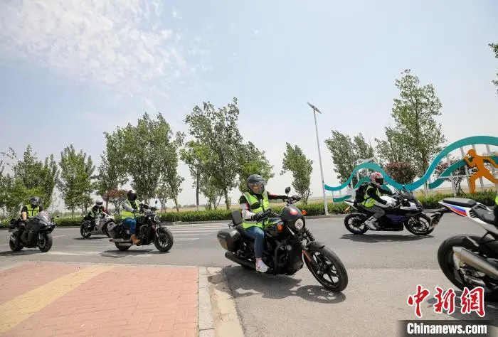 图为骑行车队经过衡水湖中湖大道。 陈康 摄