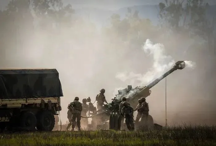 参加今年“护身军刀”演习实弹射击课目的美军M777A2榴弹炮