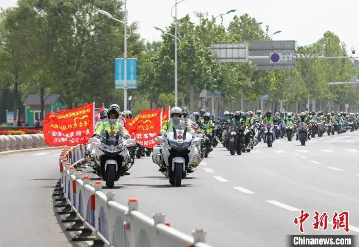 图为骑行车队经过衡水市冀州区湖滨大道。 陈康 摄
