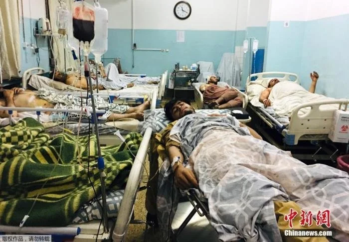 2021年8月26日，喀布尔机场附近发生自杀式炸弹袭击事件。图为伤者被送到医院。
