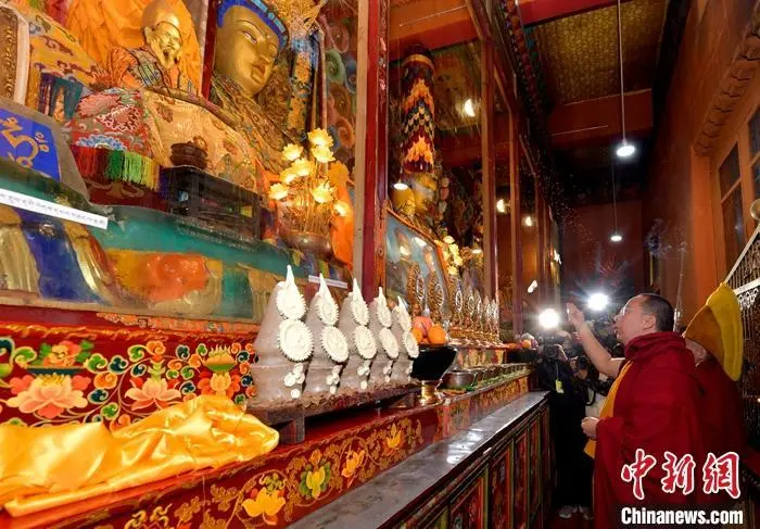 11月24日，班禅在白朗县长美坚寺礼佛。 中新社记者 李林 摄