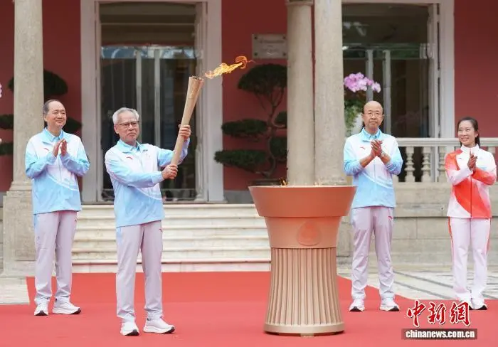 11月2日，第十五屆全國運動會澳門賽區舉行火炬傳遞儀式。圖為澳門特區行政長官岑浩輝(左二)從火種盆中點燃火炬。　中新社記者 鄭嘉偉 攝