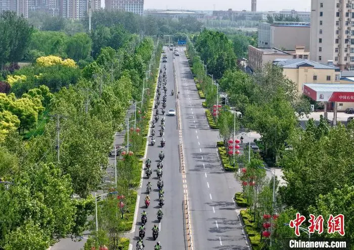 图为骑行车队经过衡水市冀州区金鸡大街。（无人机照片） 王铁良 摄