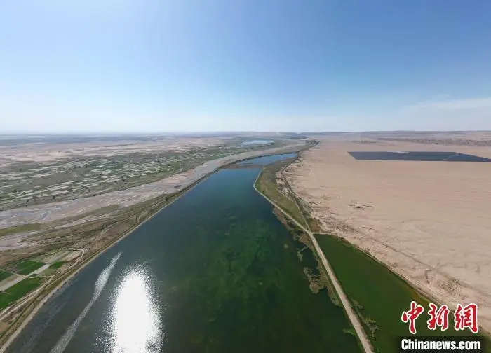 图为处在荒漠中的湿地保护区（无人机图片）　戴文昌　摄