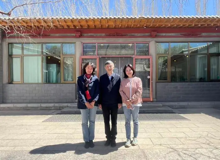 2025年5月，韩中文化友好协会会长曲欢（右）率团访问敦煌研究院，并与该院院长苏伯明（中）合影。受访者供图