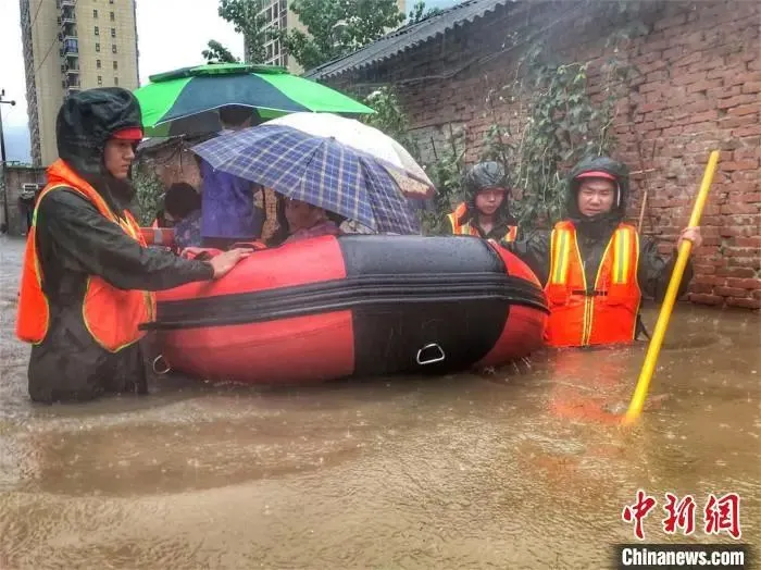 今年的雨有多大？26省份现洪涝灾害，高考受影响-今年雨水太多了英语