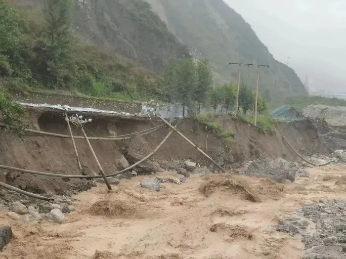 7月20日，雅安汉源县马烈乡发生山洪灾害，部分电力线路被毁 /四川经济网