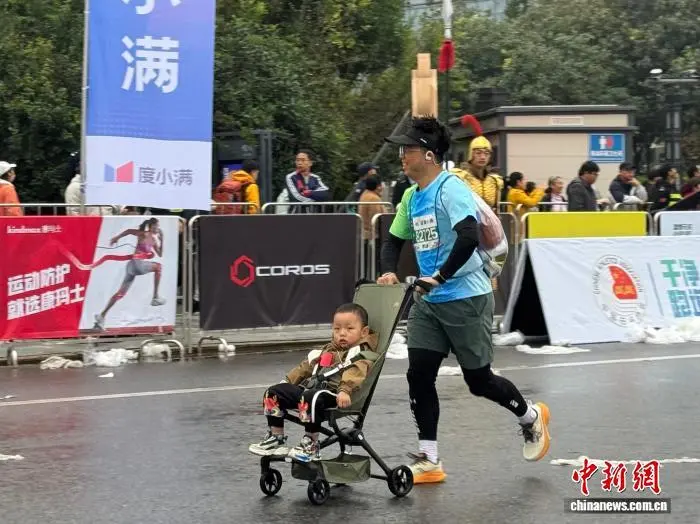 19日,2025西安马拉松赛在西安城墙永宁门鸣枪开跑。杨英琦 摄