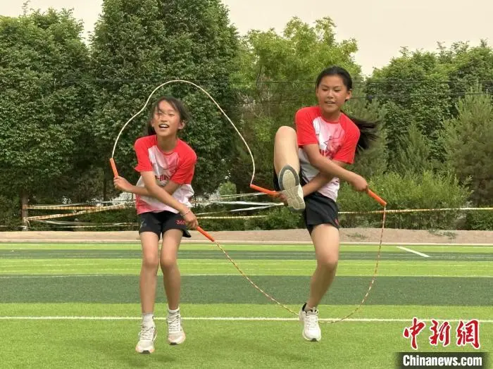 图为学生进行跳绳训练 戴文昌 摄
