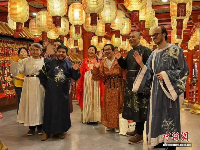 图为在西安旅游的外籍游客。杨英琦 摄