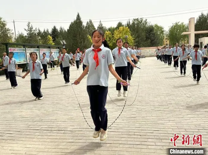 5月28日,骆驼城镇中心小学在大课间进行跳绳运动。戴文昌 摄