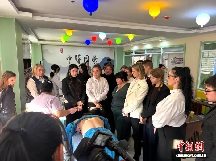俄罗斯游客在东宁市体验中医国学讲堂。　东宁市委宣传部供图