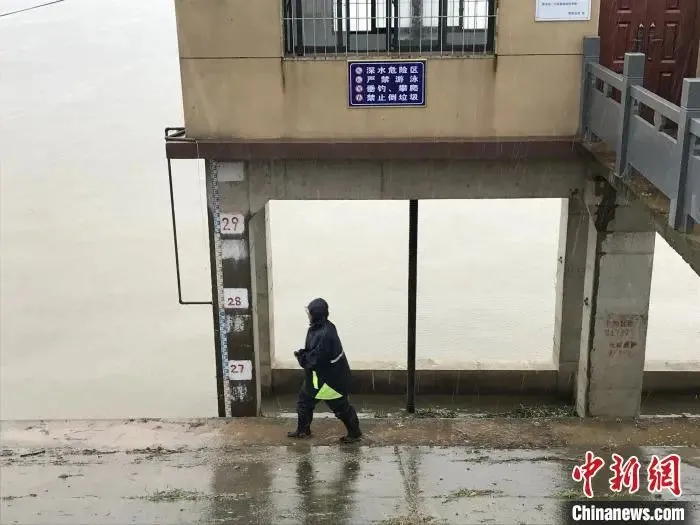 今年的雨有多大？26省份现洪涝灾害，高考受影响-今年雨水太多了英语