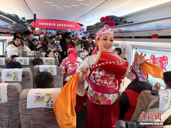 图为西延高铁车厢内正在进行陕北特色文化表演。　梅镱泷 摄