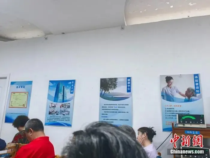 課堂上，有關(guān)體驗(yàn)者須知的提示貼在角落，被放置儀器的木架擋住一半。記者注意到，該提示有明確體內(nèi)有心臟起搏器的患者不能使用。 鐘興真 攝