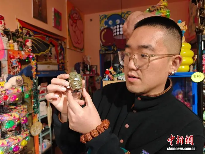 图为西安青年李卓伦展示自己的玩具。党田野 摄