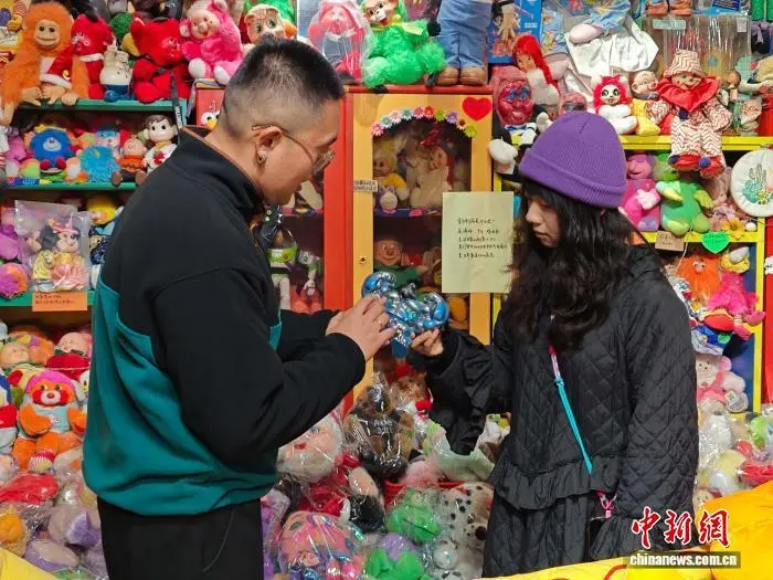 图为西安青年张安琪(右一)与爱人李卓伦开的玩具工作室。党田野 摄