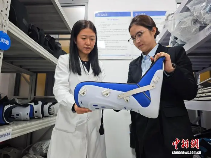 图为西安市红会医院的“爱心互助共享小屋”里,工作人员正在评估医疗支具。党田野 摄