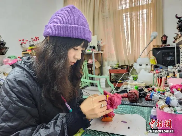 图为西安青年张安琪正在工作室里制作玩具。党田野 摄