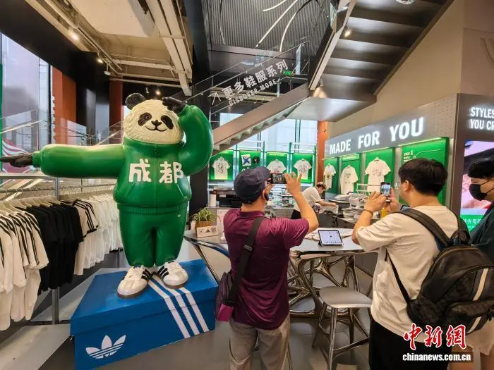 9月1日，阿迪达斯四川首个品牌中心，工作人员正为消费者定制服装。　中新社记者 安英昭 摄