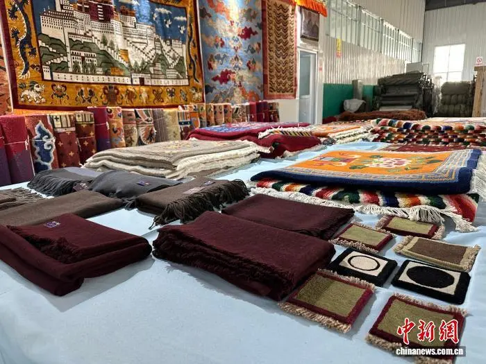 图为该公司创新生产的牛羊绒围巾、披肩、藏式杯垫等产品 中新社记者 丁思 摄