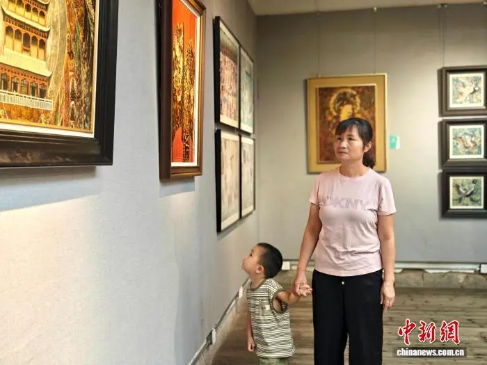 图为游客正在参观展览 叶秋云 摄