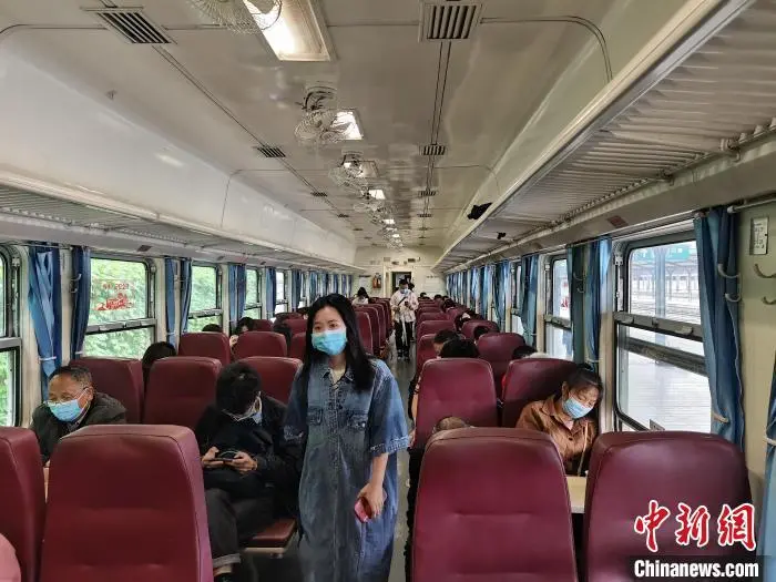“慢火车”“怀旧游”受捧 成中国年轻人新时尚