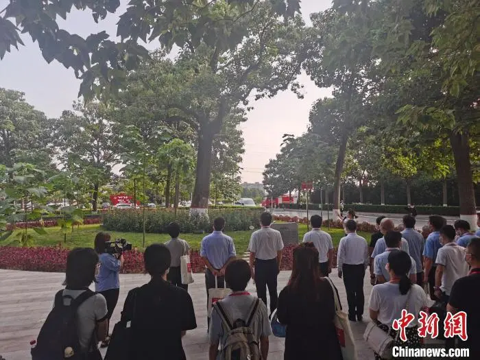 赶考路’上再寻焦裕禄”媒体采访团瞻仰“焦桐”__凤凰网