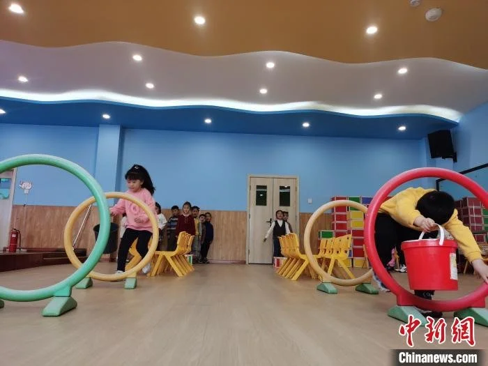 山西左权：17名萌娃同唱《孤勇者》感谢消防员(左权名歌会)