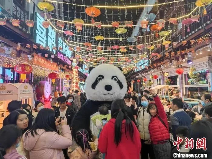 资料图：2023年兔年春节黄金周，广西桂林市旅游景区迎来大批游客。周利朔　摄