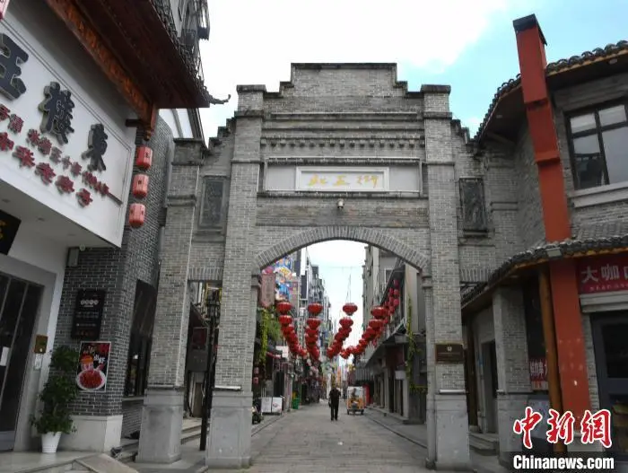 中国年轻人兴起穿街走巷  Citywalk催生文旅消费新时尚